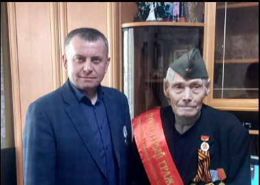 Вручение памятной ленты и почетного нагрудного знака.